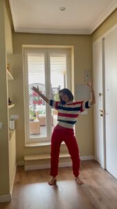 Eloísa Maturén Instagram - Te tengo el antídoto contra el desánimo, el mal humor y la incertidumbre. MUÉVETE ❤️‍🔥 Siente tu cuerpo, deja que te hable Esta canción gloriosa de @bombaestereo es mejor que una caja de antidepresivos. Le das play, mucho volumen, siente la música y deja que te mueva. Prometo que cuando termines te vas a sentir mejor (me acaba de pasar) Vamos con todo!!!!! #animo #bailemos #muevete #baila