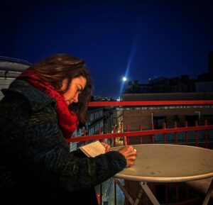 Eloísa Maturén Instagram - Siempre he sido lunática 🌙❤️‍🔥

Desde que tengo uso de razón miraba al cielo y la belleza de la Luna me conmovía. Imaginaba que había un código secreto entre nosotras, una complicidad que nunca le dije a nadie.

De hecho, cuando me preguntaban que quería ser cuando fuese grande yo siempre decía “Astronauta”. Ojo, eso no se me ha quitado, todavía quiero ir al espacio, es un sueño que espero cumplir antes de marcharme. (Gracias Elon Musk, estoy contando con Space X 🤓)

Siempre he sentido la compañía y el poder de la luna. Tanto que la tengo tatuada, no una, dos veces. 

En sus faces me reconozco, veo el constante cambio que soy. El vaivén, las contradicciones. 

Yo también soy cíclica: la expansión total, la fuerza versus la contracción, la nada y todo lo que hay en el medio.

Para mi la luna es magia, misterio, es una representación de todas las cosas que no puedo explicar pero que siento profundo. Esa parte de la vida sútil ante la que no hay pruebas, solo presencia. Lo que se siente y no se piensa.

Gracias a mi amor por la Luna descubrí el poder de los rituales. Hace muchos años empecé a crear mi propia forma de honrarla, de agradecer su presencia sublime en mi vida.

Cada 14 días, para la Luna Nueva y la Luna Llena me siento a meditar, a mirar dentro. Escribo, bailo, dejo que la intuición guié el camino.  He creado una ceremonia que va marcando el paso del tiempo, las obsesiones que me habitan, las ganas recurrentes. 

Respuestas que solo esperan ser atendidas.

Hago rituales de luna para conectar con mi sabiduría interior, con eso que muy adentro me va guiando y que también pertenece a mis ancestros. Miro la Luna como aquellos primeros hombres que ante el fuego se maravillaban con su presencia.

Gracias Lunita Lunera, hoy vestida de sol llenas el cielo con tu belleza.

Feliz Luna Llena, si me necesitan, estaré en alguna esquina de Madrid, aullando. 🌕❤️‍🔥🚀

Estas fotos hermosas las tomó mi hermana lunera @thefaria en la última Luna Llena que nos tocó en Barcelona