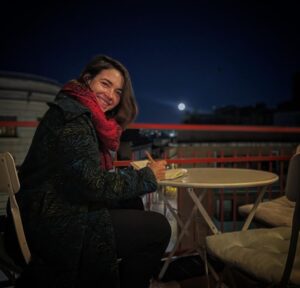 Eloísa Maturén Instagram - Siempre he sido lunática 🌙❤️‍🔥

Desde que tengo uso de razón miraba al cielo y la belleza de la Luna me conmovía. Imaginaba que había un código secreto entre nosotras, una complicidad que nunca le dije a nadie.

De hecho, cuando me preguntaban que quería ser cuando fuese grande yo siempre decía “Astronauta”. Ojo, eso no se me ha quitado, todavía quiero ir al espacio, es un sueño que espero cumplir antes de marcharme. (Gracias Elon Musk, estoy contando con Space X 🤓)

Siempre he sentido la compañía y el poder de la luna. Tanto que la tengo tatuada, no una, dos veces. 

En sus faces me reconozco, veo el constante cambio que soy. El vaivén, las contradicciones. 

Yo también soy cíclica: la expansión total, la fuerza versus la contracción, la nada y todo lo que hay en el medio.

Para mi la luna es magia, misterio, es una representación de todas las cosas que no puedo explicar pero que siento profundo. Esa parte de la vida sútil ante la que no hay pruebas, solo presencia. Lo que se siente y no se piensa.

Gracias a mi amor por la Luna descubrí el poder de los rituales. Hace muchos años empecé a crear mi propia forma de honrarla, de agradecer su presencia sublime en mi vida.

Cada 14 días, para la Luna Nueva y la Luna Llena me siento a meditar, a mirar dentro. Escribo, bailo, dejo que la intuición guié el camino.  He creado una ceremonia que va marcando el paso del tiempo, las obsesiones que me habitan, las ganas recurrentes. 

Respuestas que solo esperan ser atendidas.

Hago rituales de luna para conectar con mi sabiduría interior, con eso que muy adentro me va guiando y que también pertenece a mis ancestros. Miro la Luna como aquellos primeros hombres que ante el fuego se maravillaban con su presencia.

Gracias Lunita Lunera, hoy vestida de sol llenas el cielo con tu belleza.

Feliz Luna Llena, si me necesitan, estaré en alguna esquina de Madrid, aullando. 🌕❤️‍🔥🚀

Estas fotos hermosas las tomó mi hermana lunera @thefaria en la última Luna Llena que nos tocó en Barcelona