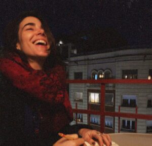 Eloísa Maturén Instagram - Siempre he sido lunática 🌙❤️‍🔥

Desde que tengo uso de razón miraba al cielo y la belleza de la Luna me conmovía. Imaginaba que había un código secreto entre nosotras, una complicidad que nunca le dije a nadie.

De hecho, cuando me preguntaban que quería ser cuando fuese grande yo siempre decía “Astronauta”. Ojo, eso no se me ha quitado, todavía quiero ir al espacio, es un sueño que espero cumplir antes de marcharme. (Gracias Elon Musk, estoy contando con Space X 🤓)

Siempre he sentido la compañía y el poder de la luna. Tanto que la tengo tatuada, no una, dos veces. 

En sus faces me reconozco, veo el constante cambio que soy. El vaivén, las contradicciones. 

Yo también soy cíclica: la expansión total, la fuerza versus la contracción, la nada y todo lo que hay en el medio.

Para mi la luna es magia, misterio, es una representación de todas las cosas que no puedo explicar pero que siento profundo. Esa parte de la vida sútil ante la que no hay pruebas, solo presencia. Lo que se siente y no se piensa.

Gracias a mi amor por la Luna descubrí el poder de los rituales. Hace muchos años empecé a crear mi propia forma de honrarla, de agradecer su presencia sublime en mi vida.

Cada 14 días, para la Luna Nueva y la Luna Llena me siento a meditar, a mirar dentro. Escribo, bailo, dejo que la intuición guié el camino.  He creado una ceremonia que va marcando el paso del tiempo, las obsesiones que me habitan, las ganas recurrentes. 

Respuestas que solo esperan ser atendidas.

Hago rituales de luna para conectar con mi sabiduría interior, con eso que muy adentro me va guiando y que también pertenece a mis ancestros. Miro la Luna como aquellos primeros hombres que ante el fuego se maravillaban con su presencia.

Gracias Lunita Lunera, hoy vestida de sol llenas el cielo con tu belleza.

Feliz Luna Llena, si me necesitan, estaré en alguna esquina de Madrid, aullando. 🌕❤️‍🔥🚀

Estas fotos hermosas las tomó mi hermana lunera @thefaria en la última Luna Llena que nos tocó en Barcelona