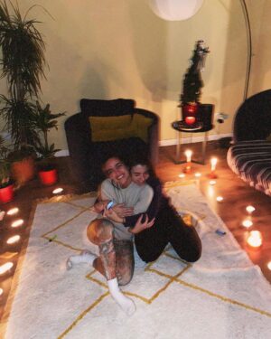 Eloísa Maturén Instagram - “Cada amigo es la familia que escogemos entre extraños” dice mi querido @ruben.blades en “Vida” una de sus canciones que me acompaña cómo un mantra.

Reconocer la fuerza del amor, la hermandad, elegir una y otra vez acompañarnos. En las buenas y en las malas, en la rumba y en el llanto.

Que fortuna saber que mientras algo dentro se rompe en pedazos hay brazos dispuesto a amortiguar la caída. Dejarse acunar, que el tiempo se detenga en un abrazo.

Confiar, ser vulnerable, tener el valor de mostrarse, de abrir el pecho y dejar que todo salga, hasta la mugre.

La belleza de ser frente a esos ojos que te miran con amor, que sienten contigo, que te prestan el alma cuando el dolor te sobrepasa.

Hermana @thefaria gracias por llenarlo todo con tu luz y por ser un espejo amoroso y potente. Nunca he tenido dudas, esto es solo un reencuentro, nuestra historia es antigua, muchas veces hemos caminado de la mano. Te extraño, aunque en el fondo sé que siempre estás. Claro que eres un super héroe, eso ya lo sabía 🤩❤️🚀

Compadre @cmcgaffney que bonita tu humanidad, tu pasión, ese amor incondicional que sale de ti y lo llena todo. Que lindo acercarnos un poquito más cada vez.

Hasta pronto hermanos, gracias por estos días transformadores, gracias por ser el ancla que me lleva de vuelta al centro del pecho.

Los amo con todo el corazón, aquí estoy siempre. ❤️‍🔥