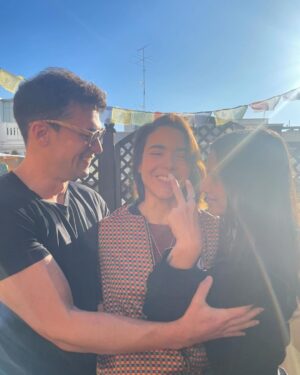 Eloísa Maturén Instagram - “Cada amigo es la familia que escogemos entre extraños” dice mi querido @ruben.blades en “Vida” una de sus canciones que me acompaña cómo un mantra.

Reconocer la fuerza del amor, la hermandad, elegir una y otra vez acompañarnos. En las buenas y en las malas, en la rumba y en el llanto.

Que fortuna saber que mientras algo dentro se rompe en pedazos hay brazos dispuesto a amortiguar la caída. Dejarse acunar, que el tiempo se detenga en un abrazo.

Confiar, ser vulnerable, tener el valor de mostrarse, de abrir el pecho y dejar que todo salga, hasta la mugre.

La belleza de ser frente a esos ojos que te miran con amor, que sienten contigo, que te prestan el alma cuando el dolor te sobrepasa.

Hermana @thefaria gracias por llenarlo todo con tu luz y por ser un espejo amoroso y potente. Nunca he tenido dudas, esto es solo un reencuentro, nuestra historia es antigua, muchas veces hemos caminado de la mano. Te extraño, aunque en el fondo sé que siempre estás. Claro que eres un super héroe, eso ya lo sabía 🤩❤️🚀

Compadre @cmcgaffney que bonita tu humanidad, tu pasión, ese amor incondicional que sale de ti y lo llena todo. Que lindo acercarnos un poquito más cada vez.

Hasta pronto hermanos, gracias por estos días transformadores, gracias por ser el ancla que me lleva de vuelta al centro del pecho.

Los amo con todo el corazón, aquí estoy siempre. ❤️‍🔥