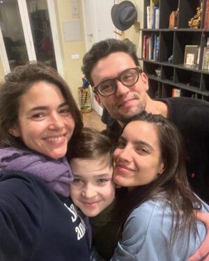 Eloísa Maturén Instagram - “Cada amigo es la familia que escogemos entre extraños” dice mi querido @ruben.blades en “Vida” una de sus canciones que me acompaña cómo un mantra.

Reconocer la fuerza del amor, la hermandad, elegir una y otra vez acompañarnos. En las buenas y en las malas, en la rumba y en el llanto.

Que fortuna saber que mientras algo dentro se rompe en pedazos hay brazos dispuesto a amortiguar la caída. Dejarse acunar, que el tiempo se detenga en un abrazo.

Confiar, ser vulnerable, tener el valor de mostrarse, de abrir el pecho y dejar que todo salga, hasta la mugre.

La belleza de ser frente a esos ojos que te miran con amor, que sienten contigo, que te prestan el alma cuando el dolor te sobrepasa.

Hermana @thefaria gracias por llenarlo todo con tu luz y por ser un espejo amoroso y potente. Nunca he tenido dudas, esto es solo un reencuentro, nuestra historia es antigua, muchas veces hemos caminado de la mano. Te extraño, aunque en el fondo sé que siempre estás. Claro que eres un super héroe, eso ya lo sabía 🤩❤️🚀

Compadre @cmcgaffney que bonita tu humanidad, tu pasión, ese amor incondicional que sale de ti y lo llena todo. Que lindo acercarnos un poquito más cada vez.

Hasta pronto hermanos, gracias por estos días transformadores, gracias por ser el ancla que me lleva de vuelta al centro del pecho.

Los amo con todo el corazón, aquí estoy siempre. ❤️‍🔥