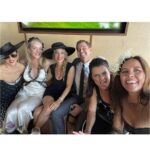 Elsa Pataky Instagram - Friends, horses, music and dancing, the best combo for a fun weekend. Thanks Derby Day for the good times @bulgari