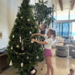 Elsa Pataky Instagram - It’s beginning to look like Christmas!! /ya empieza la Navidad! #littleniecehelpingtoo