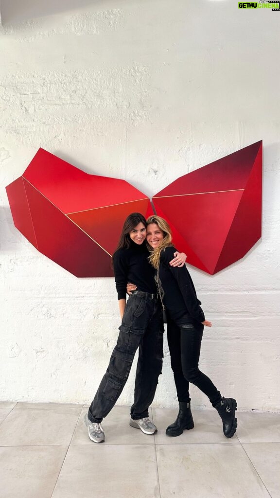 Elsa Pataky Instagram - In my hometown spending quaility time with my best friend and artist @anitasuarezdelezo