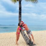 Elsa Pataky Instagram - Merry Christmas to all from our favourite island!! 🎄🎅🏼Feliz Navidad a todos desde nuestra isla favorita!!