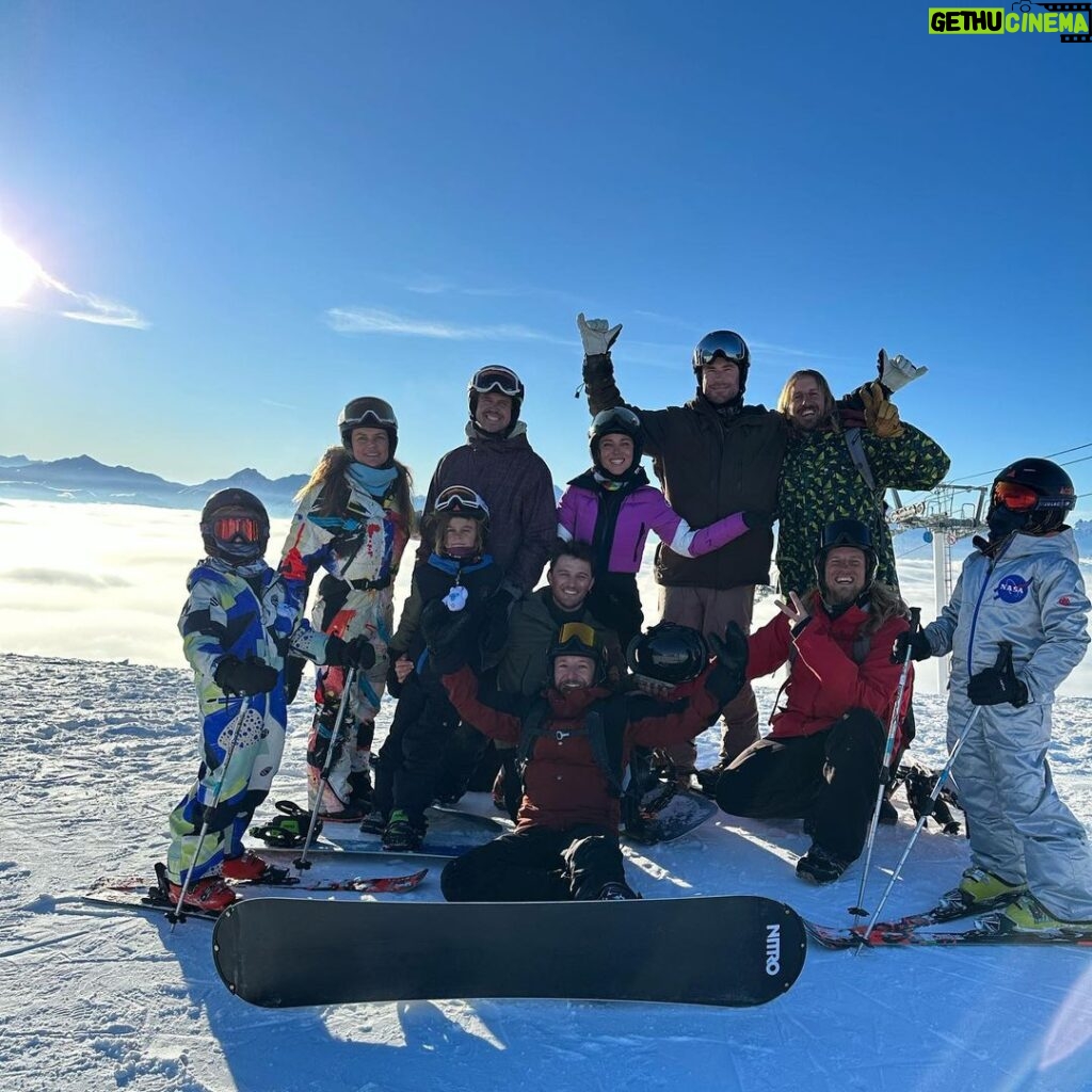 Elsa Pataky Instagram - Family, friends and snow! Such an amazing holidays!! thanks to @mannyxperienceofficial and his team for taking care of us we had the best time! #grateful 😊 @fusalp