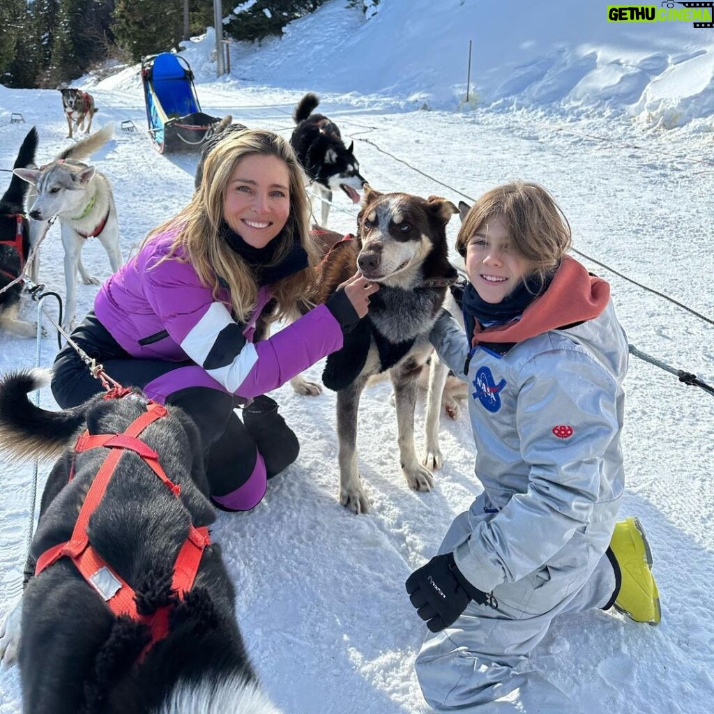 Elsa Pataky Instagram - Family, friends and snow! Such an amazing holidays!! thanks to @mannyxperienceofficial and his team for taking care of us we had the best time! #grateful 😊 @fusalp