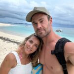 Elsa Pataky Instagram - Merry Christmas to all from our favourite island!! 🎄🎅🏼Feliz Navidad a todos desde nuestra isla favorita!!