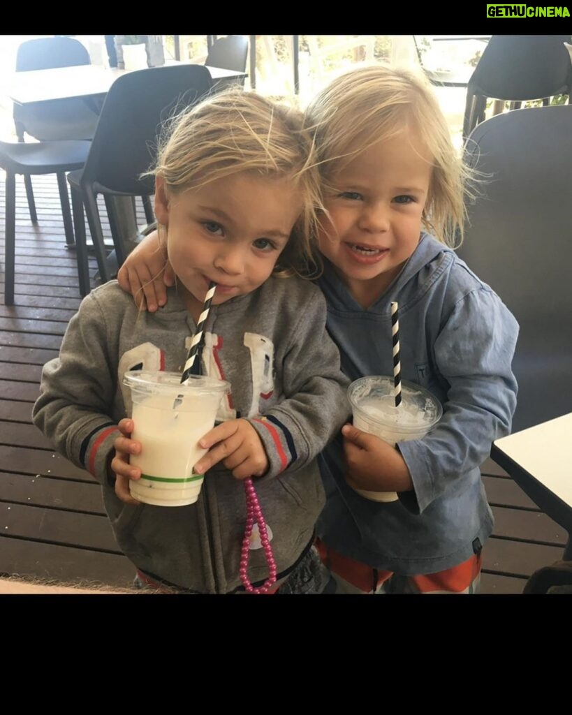 Elsa Pataky Instagram - Happy birthday to my two beautiful boys! I can’t believe you are 8. So many adventures together and so many more to come. You make me a better person every day. 🥰/ felicidades mis peques ! Todavía no me creo que tenéis 8 añitos. Cuantos momentos juntos para recordar y los que nos quedan todavía. Hacéis cada día que sea mejor persona. Os quiero.