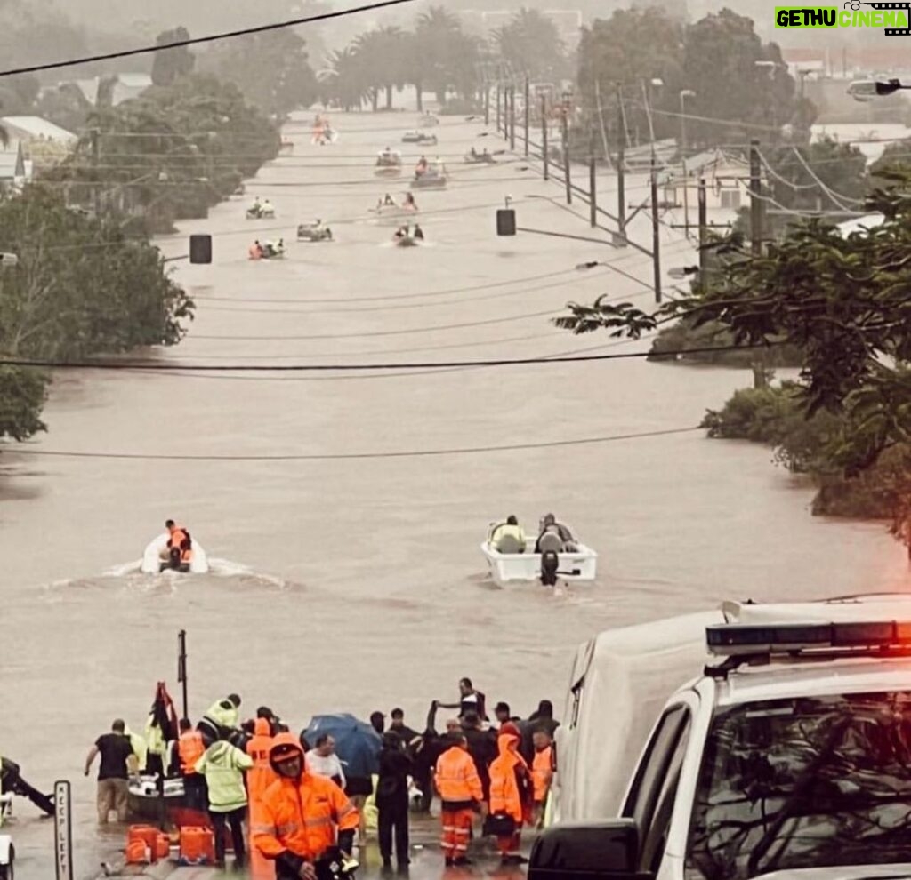 Elsa Pataky Instagram - Northern Rivers and beyond had been hit by the worst floods in history. People have spent hours waiting on rooftops to be rescue. Thanks to all those who are able to help save people and animals stranded by the floodwaters, you are the real hero’s. So amazing to watch how everyone pulls together in a disaster and helps the community. Our hearts go out to those affected by the floods. Stay safe! 🙏🏻