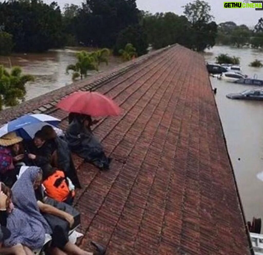 Elsa Pataky Instagram - Northern Rivers and beyond had been hit by the worst floods in history. People have spent hours waiting on rooftops to be rescue. Thanks to all those who are able to help save people and animals stranded by the floodwaters, you are the real hero’s. So amazing to watch how everyone pulls together in a disaster and helps the community. Our hearts go out to those affected by the floods. Stay safe! 🙏🏻