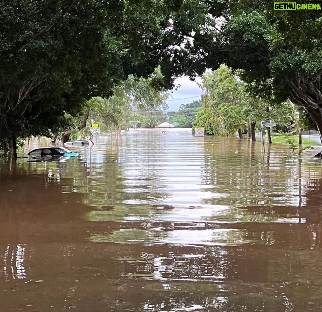 Elsa Pataky Instagram - Northern Rivers and beyond had been hit by the worst floods in history. People have spent hours waiting on rooftops to be rescue. Thanks to all those who are able to help save people and animals stranded by the floodwaters, you are the real hero’s. So amazing to watch how everyone pulls together in a disaster and helps the community. Our hearts go out to those affected by the floods. Stay safe! 🙏🏻