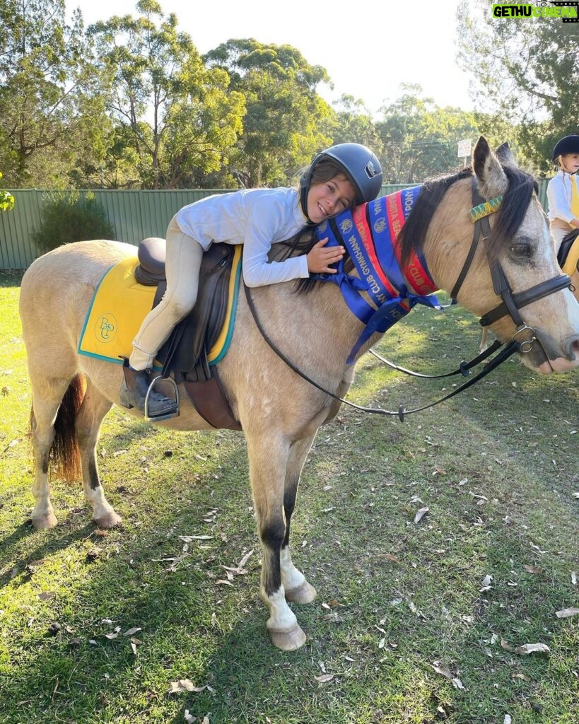 Elsa Pataky Instagram - So proud of my little horse rider! 🥰💪 orgullosa de mi pequeña amazona. #bangalowponyclub