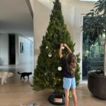 Elsa Pataky Instagram – It’s beginning to look like Christmas!! /ya empieza la Navidad! #littleniecehelpingtoo