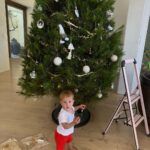 Elsa Pataky Instagram - It’s beginning to look like Christmas!! /ya empieza la Navidad! #littleniecehelpingtoo