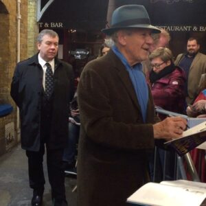 Elvin Aydoğdu Instagram - #ianmckellen #oyunçıkışı #stagedoor #haroldpinter #nomansland İnsan hayran olup takdir ettiği bir sanatçıyı görünce ister istemez bir şey söylemek istiyor. Allahtan yanımdaki kız ağzımdan aldı da sonrasında üç gün "keşke şunu deseydim, niye bunu dedim, ay rezil oldum" gibi düşüncelere dalmadım...☺️ Bu duyguyu bilen kaç kişi var?😊 Yanımdaki kız: "Oyunculuk kariyerimin başındayım, bana bir kaç tavsiye verebilir misiniz?" Ian: "Şu an yaptığın şeyi yap ve başkalarını oynarken izle." Oyun müthişti bu arada... #haroldpinterplay #coventgarden
