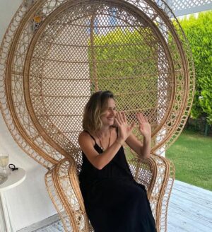 Elvin Aydoğdu Instagram - Bu koltuğun adı neydi? #guessthenameofthechair #??#lookwhatiraninto #atmyfriendshouse #socool