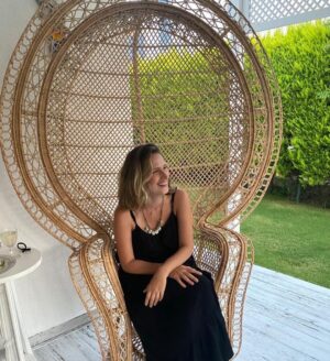 Elvin Aydoğdu Instagram - Bu koltuğun adı neydi? #guessthenameofthechair #??#lookwhatiraninto #atmyfriendshouse #socool