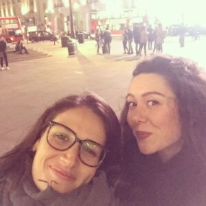 Elvin Aydoğdu Instagram - Seeing my nice friend @ezgibakiskanbaris Haftaya fish&chips diyerek piccadilly'de bir selfie çekme anısı...🇬🇧📝🎉😊🎈#london #piccadilly