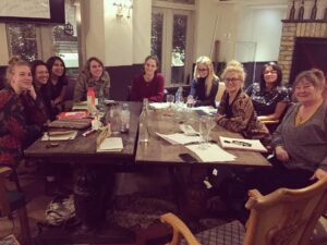 Elvin Aydoğdu Instagram - London Playwriting Lab'e seçilen sekiz kişi olarak geçen hafta çalışmalarımıza başladık. Bir buçuk ay boyunca burada Nick, Mike ve Guleraana rehberliğinde yazıp çiziyor olacağız📝 Great experience⌛️#londonplaywritinglab #playwritinginlondon #london