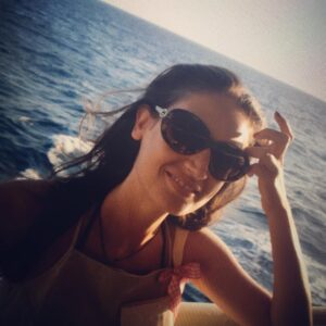 Elvin Aydoğdu Instagram - #tbt #leros #2011 #saçdüzeltiyormuşgibiyaparkenpozvermece #theirresistibleaestheticofmyfingers