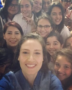 Elvin Aydoğdu Instagram - Okuduğum okul İTK 'da (İzmir Türk Koleji) yıllar sonra bir söyleşi için bulunmak çok güzeldi. Marmaris kampüsündeydik. Gençler bir harika👍🏻 Aşkın Hoca'ya herşey için çok teşekkür ederim😊🙏🏻 #itk #liseyılları #highschool