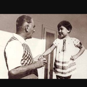 Elvin Aydoğdu Instagram - "Memleketi asıl ışığa boğacak olan sizsiniz..." Atatürk... 23 Nisan Ulusal Egemenlik ve Çocuk Bayramımız kutlu olsun🎉🎊🎉🎊👏🏻👏🏻👏🏻👏🏻