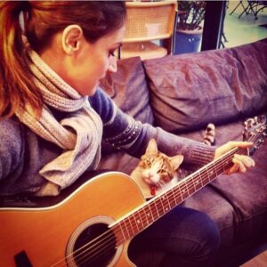 Elvin Aydoğdu Instagram - #tbt 2013 şubat... #entatlidinleyicim #sodifferentbackthen #okadarfarklıki #kittycat #hangimizhobbit #whichoneishobbit ?