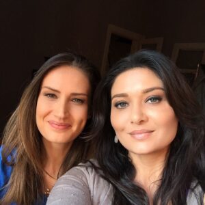 Elvin Aydoğdu Instagram - Ne mutlu bana! Böyle saf, temiz, çıkarsız, sevgi dolu  bir dostluğa sizler gibi ben de şahit olduğum için... #gulseren #derya  @nurgulyesilcayy Akşama görüşürüzzzz #paramparcadizi #paramparça  Ah Ah halbuki ne çok ağladı Derya can arkadaşı Gülserene...