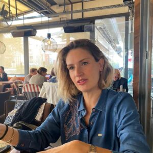 Elvin Aydoğdu Instagram - Böyle tatlı tatlı anlattığım anlar çok nadirdir. Yoksa sürekli bir endişe, varoluşsal sorunlar, felsefi çıkmazlar, yokedici yoğun bir empati, insanlıkla ilgili hep bir adalet arayışı vs vs vs… En son karede “ay işte böyle şekerim, neyse ne…” kıvamına gelmiş olmam o masadan kalktığım an biter. Beni de seven böyle seviyor, ne güzel… İsteyene tarafımca #yaşamkoçluğu verilir… #pozitifoluneşeksıpaları #negativevibes #and #protects #humankind Yoksa düşünsenize, insanoğlunun o öldürücü soğuklarda kuzu postunu giyip ordan oraya göçmek yerine, pozitif olup ve hatta o an en iyisini düşünüp olduğu yerde kaldığını… Mazallah… Beyindeki yarım gram negatiflik bile iyi gelir… Ay işte neyse ne şekerim… Akşam güzel bir tiyatro oyununa gideceğim, romantik komedi, adı da #1984 ; hava soğuk, ne giyeceğim ona karar vereyim…
