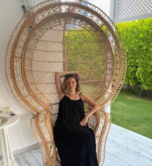 Elvin Aydoğdu Instagram - Bu koltuğun adı neydi? #guessthenameofthechair #??#lookwhatiraninto #atmyfriendshouse #socool