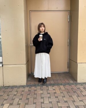 Emi Ōmatsu Instagram - 全身エドナ！
パーカもワンピースもかわいいので
我ながらめちゃくちゃお気に入りです🥺🥺🥺
イェイイェイウォウウォウ！
次のシーズンのお洋服もいま色々考えてます〜
みなさんどんな服がほしいですか？☺️☺️☺️