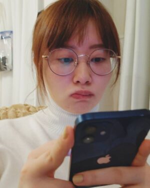 Emi Ōmatsu Instagram - 動画で言ったかもだけど近況報告
①iPhone変えた（12にした）
②メガネ変えた（ゾフ）
③さらにちょっとだけ痩せた
（8月:70キロ→12月:60キロ→2月:57キロ）
④サブチャンの更新はじめた
⑤お風呂毎日はいることにした