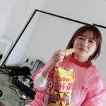 Emi Ōmatsu Instagram - 去年の夏頃の写真。 コンビニ限定のコンソメダブルパンチにハマってずっと食べてた クラッチバッグのように小脇に抱えてた てかメイク直してもらってる間ぐらいポテチ置いてほしい（怒） でもさ結局ポテチっておいしいよな… 今、ポテチ食べたい気分すぎて震えてる 私はしあわせバターか関西だししょうゆかコンソメダブルパンチ派なんだが みんな何派？