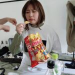 Emi Ōmatsu Instagram - 去年の夏頃の写真。 コンビニ限定のコンソメダブルパンチにハマってずっと食べてた クラッチバッグのように小脇に抱えてた てかメイク直してもらってる間ぐらいポテチ置いてほしい（怒） でもさ結局ポテチっておいしいよな… 今、ポテチ食べたい気分すぎて震えてる 私はしあわせバターか関西だししょうゆかコンソメダブルパンチ派なんだが みんな何派？