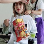 Emi Ōmatsu Instagram - 去年の夏頃の写真。 コンビニ限定のコンソメダブルパンチにハマってずっと食べてた クラッチバッグのように小脇に抱えてた てかメイク直してもらってる間ぐらいポテチ置いてほしい（怒） でもさ結局ポテチっておいしいよな… 今、ポテチ食べたい気分すぎて震えてる 私はしあわせバターか関西だししょうゆかコンソメダブルパンチ派なんだが みんな何派？