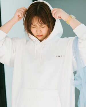 Emi Ōmatsu Instagram - 昼夜の寒暖差ありすぎて今の時期に着る服分からんから、とりあえずパーカばっかり着てる、、、
みんな何着てる？？？