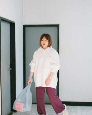 Emi Ōmatsu Instagram - 昼夜の寒暖差ありすぎて今の時期に着る服分からんから、とりあえずパーカばっかり着てる、、、
みんな何着てる？？？