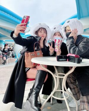 Emi Ōmatsu Instagram - ヒカルさん＆てんちむちゃんとディズニー☺️☺️☺️
最高に楽しかった〜〜〜