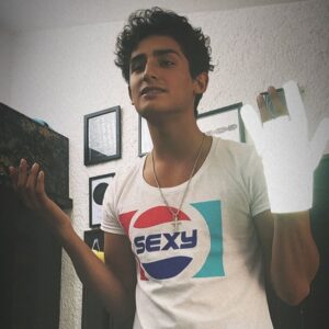 Emilio Osorio Instagram - Woooooo la cholo señal por delante y Emilio hermoso como siempre 😍😍😍😍😍😍me muerooooo por el cover @emilio.marcos
