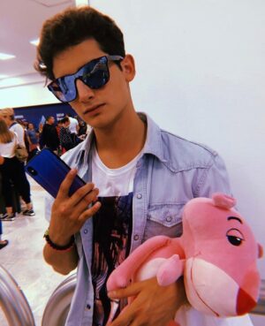 Emilio Osorio Instagram - Se los juro que Emi me tiene en el piso con su hermosura wooow es Perfecto @emilio.marcos @emilio.marcos