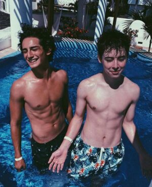 Emilio Osorio Instagram - Ontan???? Traigan medicina para esta enfermedad con @emilio.marcos y @diegovaldesbadillo aaaaaaa cierto no hay porque la medicina no cura belleza 😱😱😱😂😂😂❤️❤️❤️😍😍❤️❤️😍☹️☀️💧