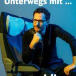 Emily Cox Instagram - Unterwegs mit… Emily Cox! Sebastians heutiger Gast ist Emily Cox, die gerade mit der Regionalbahn im Allgäu unterwegs ist. Dort macht die Schauspielerin Urlaub, was laut eigener Aussage selten vorkommt. Emily, vor allem bekannt aus der Comedy-Impro-Serie „jerks.“ und dem internationalen Erfolg „The Last Kingdom“, ist zurzeit in der Miniserie „37 Sekunden“ zu sehen. Die in Wien geborene Tochter einer Irin und eines Briten zwingt sich gerade, weniger zu arbeiten. „Ich mag meinen Beruf genauso gern wie freizuhaben“, erzählt Emily. Dadurch sei die Verlockung natürlich groß, immer mehr Projekte anzunehmen. Mit Sebastian spricht sie über den abhärtenden Dreh in Eiseskälte für „The Last Kingdom“, plötzliche Schlafattacken am Set und ihre Handysucht, die sie mit Sebastian teilt. Ein sehr unterhaltsames, lustiges Gespräch über irische Butter, Verständnis für Verbrecher:innen und über das ewige Scheitern beim Versuch, sich selbst zu verändern. „37 Sekunden“ läuft in der ARD-Mediathek ab dem 16.8. auch im Fernsehen.