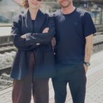 Emily Cox Instagram - Unterwegs mit… Emily Cox! Sebastians heutiger Gast ist Emily Cox, die gerade mit der Regionalbahn im Allgäu unterwegs ist. Dort macht die Schauspielerin Urlaub, was laut eigener Aussage selten vorkommt. Emily, vor allem bekannt aus der Comedy-Impro-Serie „jerks.“ und dem internationalen Erfolg „The Last Kingdom“, ist zurzeit in der Miniserie „37 Sekunden“ zu sehen. Die in Wien geborene Tochter einer Irin und eines Briten zwingt sich gerade, weniger zu arbeiten. „Ich mag meinen Beruf genauso gern wie freizuhaben“, erzählt Emily. Dadurch sei die Verlockung natürlich groß, immer mehr Projekte anzunehmen. Mit Sebastian spricht sie über den abhärtenden Dreh in Eiseskälte für „The Last Kingdom“, plötzliche Schlafattacken am Set und ihre Handysucht, die sie mit Sebastian teilt. Ein sehr unterhaltsames, lustiges Gespräch über irische Butter, Verständnis für Verbrecher:innen und über das ewige Scheitern beim Versuch, sich selbst zu verändern. „37 Sekunden“ läuft in der ARD-Mediathek ab dem 16.8. auch im Fernsehen.