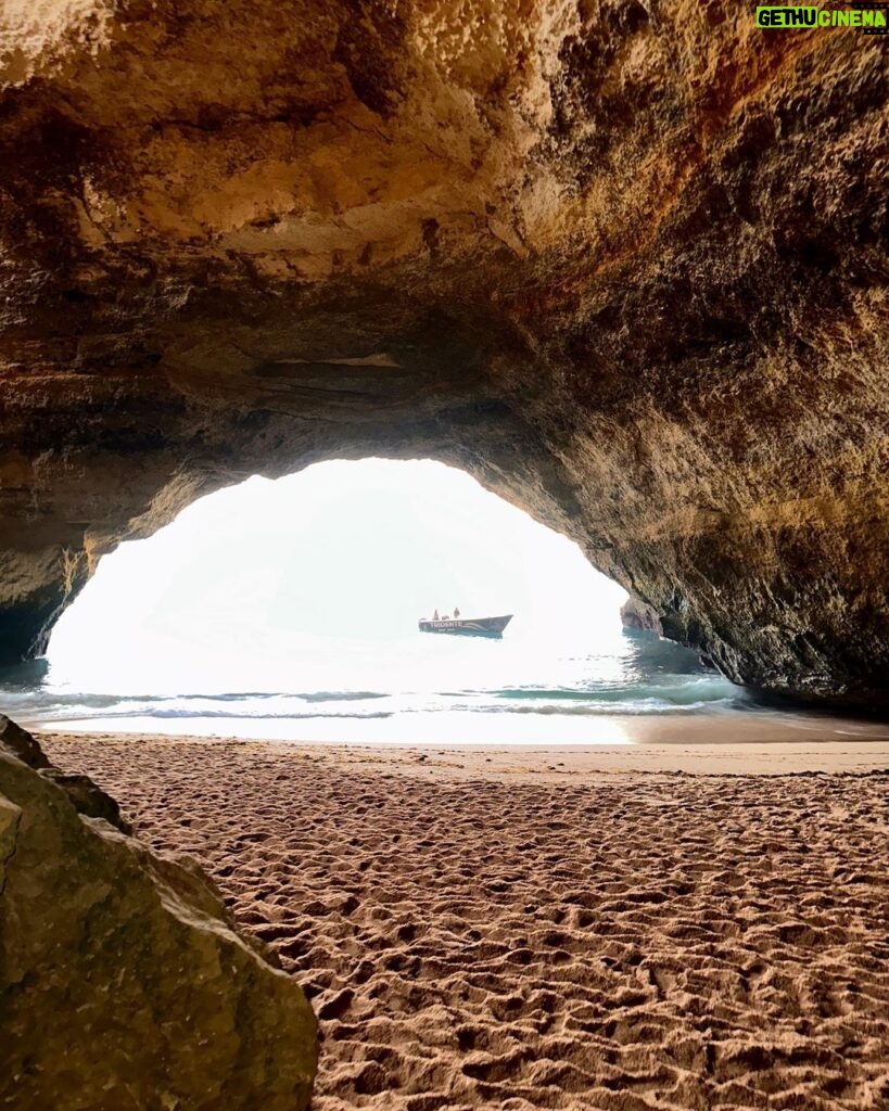 Emine Mkh Instagram - ~𝑶𝒃𝒓𝒊𝒈𝒂𝒅𝒐~ Coup de coeur pour le Portugal vraiment 🇵🇹❤️ Il y a des portugais ici ? Algar de Benagil Algarve Portugal - Benagil Cave
