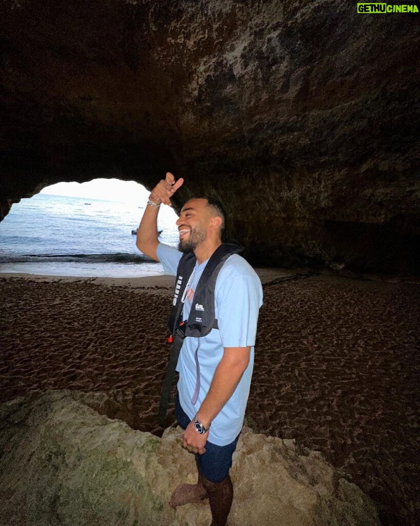 Emine Mkh Instagram - ~𝑶𝒃𝒓𝒊𝒈𝒂𝒅𝒐~ Coup de coeur pour le Portugal vraiment 🇵🇹❤️ Il y a des portugais ici ? Algar de Benagil Algarve Portugal - Benagil Cave