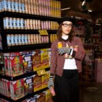 Emma Chamberlain Instagram - UGH THEY FOUND ME AGAIN AT @albertsonscompanies 😮 FIND @chamberlaincoffee AT @albertsonscompanies NATIONWIDE 😚 which includes @albertsons, @pavilions, @safeway, @vons, @jewelosco + @shawssupermarket, and more… see our store locator to find more locations😌 www.chamberlaincoffee.com 💙 they didnt find me i called the paparazzi on myself obviously 🤓 ok love u ttyl Pavilions