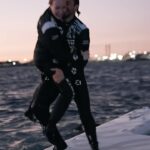 Emma Kimiläinen Instagram - You’re not a real winner until you’ve jumped in the sea 🤣👏 @e1teambrady loving life after their historic win at the #E1JeddahGP 🤗 #E1Series #ChampionsOfTheWater